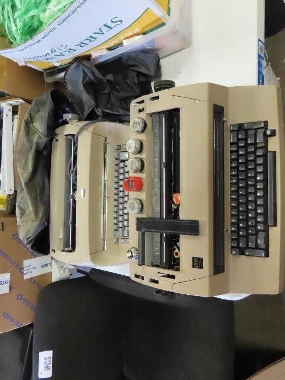 (2)Vintage IBM typewriters