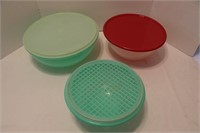 Tupperware container/food storage container