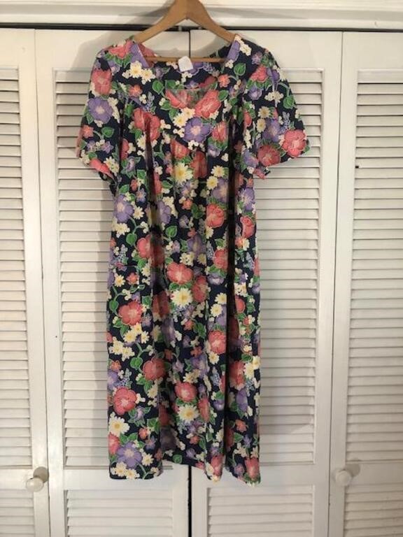 VINTAGE NIGHTGOWNS, HOUSECOATS, SLIPS & MORE - ENDS 6/16/202