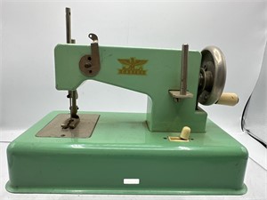 Vintage metal casige child’s sewing machine