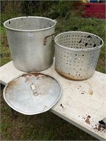 Large Aluminum Cooker, Lid, and Strainer