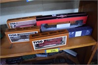 Six Tyco HO Train Cars, Five in Original Box