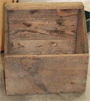 PRIMITIVE WOOD BOX