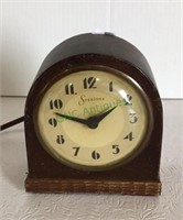 Vintage Sessions electric alarm clock with wooden