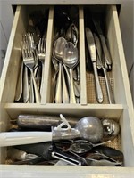 CONTENTS OF KITCHEN DRAWERS, FLATWARE, HOT PADS