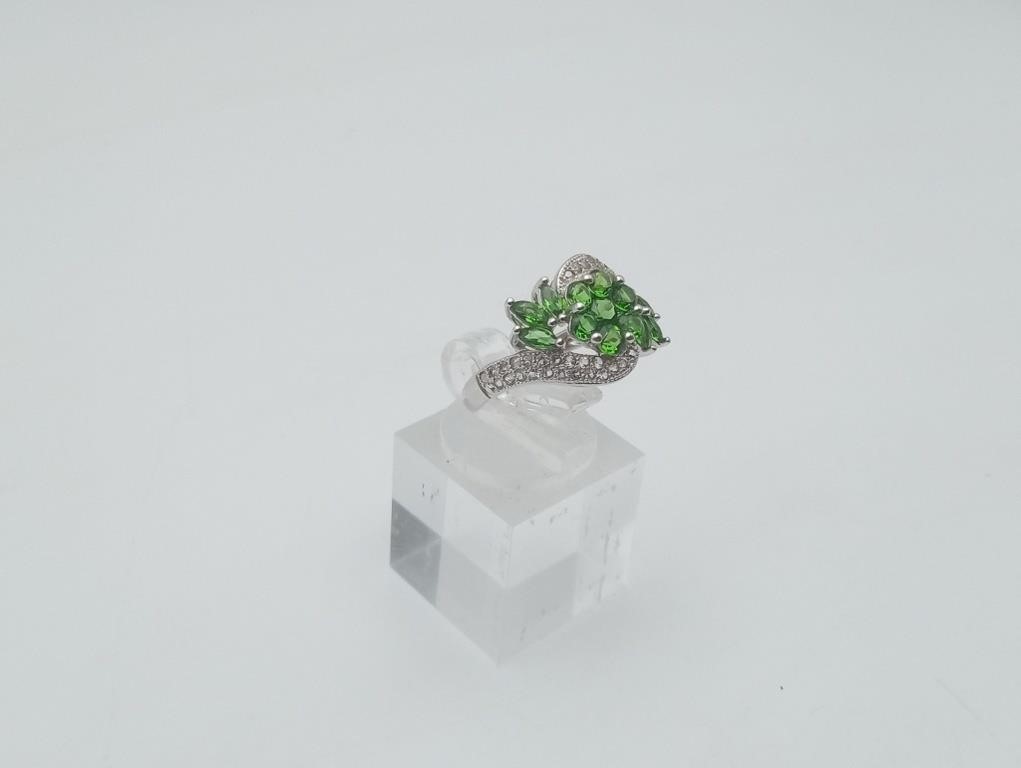 Like New Sterling Green Stone Ring