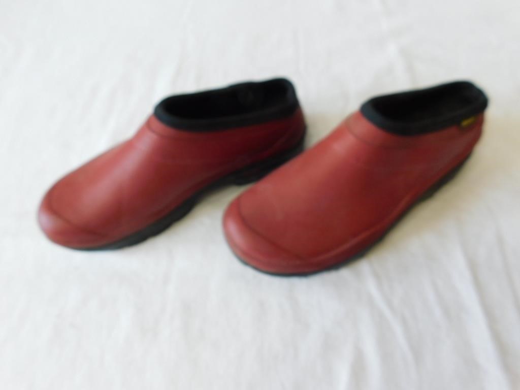 Pair of rubber shoes size 8.5 Woman.