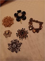 6 vintage costume jewelry broaches, pins.