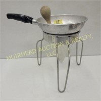 COLANDER WITH STAND & WOOD PESTLE
