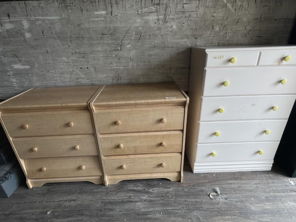 Lot with a pair of night stands, some drawers need