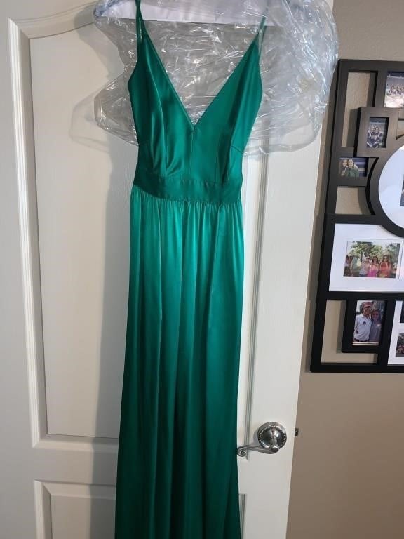 GREEN CONTRARIAN LADIES EVENING GOWN SIZE 2