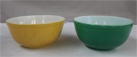 Two vintage Pyrex bowls, 2.5 L