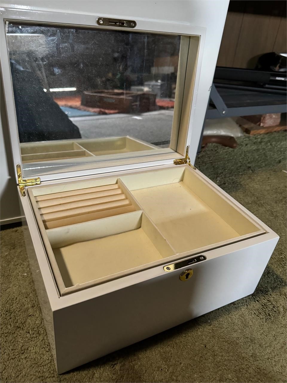 JEWELRY BOX WITH NO KEY