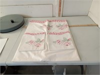 vtg embroidered sheet + 2 pillow cases