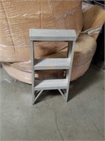 Aluminum stepladder