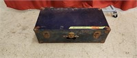 Vintage steam trunk. 26.5"x13.5"x8.5"