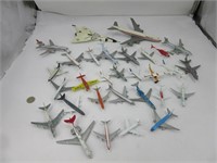 30 avions dont la plupart sont en métal