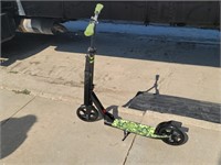 New LaScoota folding scooter w/ carry strap