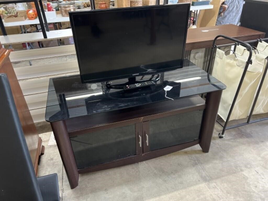 32" Samsung TV with Remote & Ikea TV Stand