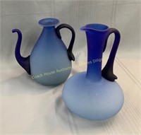 (2) Blue glass pitchers, Pichets en verre bleu