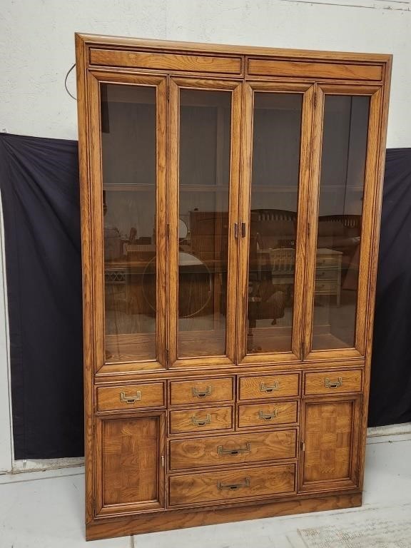 Stanley Furniture China Cabinet 
80×50×16