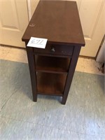 Width End table w/drawer & plug in