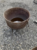 Cast iron pot with stand