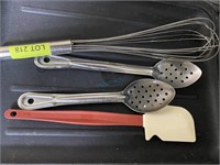 MISC LOT. HIGH HEAT SPATULA/WHISK/SPOONS