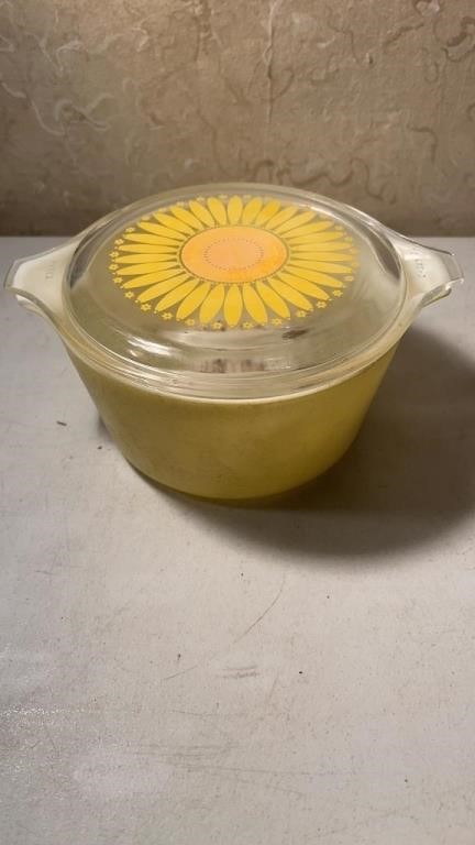 Yellow Pyrex 473 with Lid