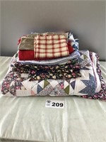 COMFORTER, SHAMS, AND ASSORTED LINENS