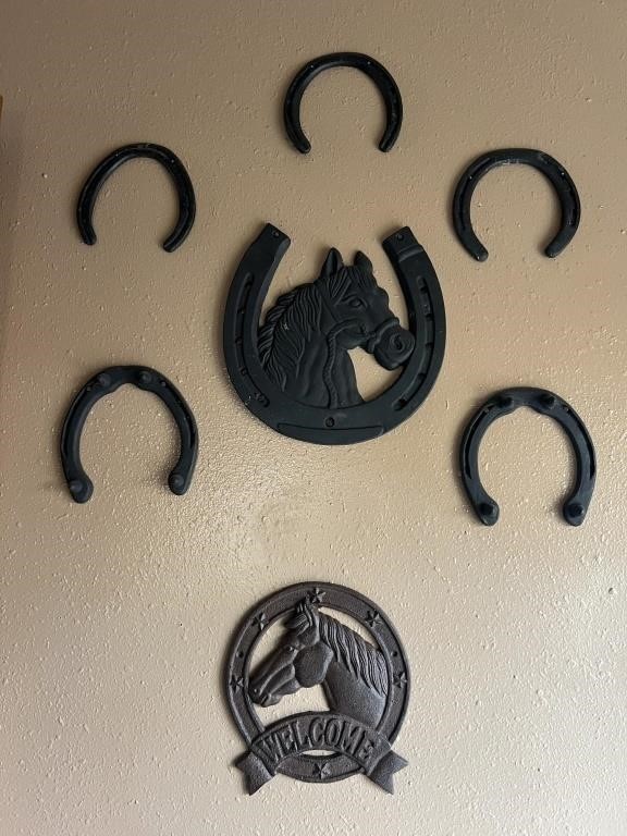 HORSE SHOES, METAL WELCOME SIGN