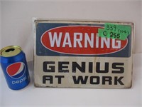 Plaque en métal "Warning Genius at work"