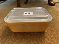 PYREX BUTTERSCOTCH COVERED CASSEROLE W/ GLASS LID