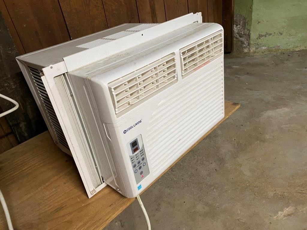 window AC unit- 8,000 btu