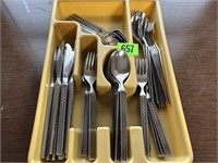 Set of Utensils w/Organizer