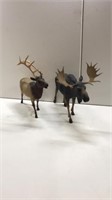 2 plastic wildlife figurines