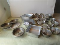 11" PIE PLATE, 27 MINI CAKE BAKING PANS