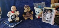 Tray Of (2) Dolls, Teddy Bear & DQ Stuff Figure