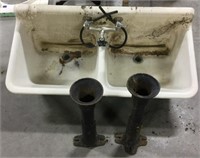 Cast iron sink w/ legs - 23 x 47 x 44
