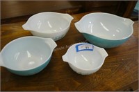 4 vintage Pyrex nesting bowls