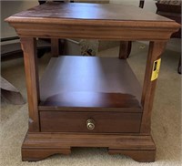 Broyhill Wooden end table 22x27x24