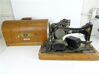 Vintage Singer Sewing Machine W/Wooden Case