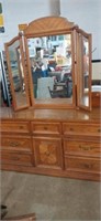 Broyhill 9 drawers dresser with mirror
