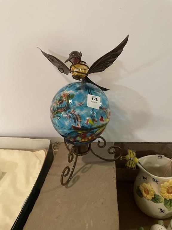 ART GLASS BALL ON HUMMINGBIRD STAND