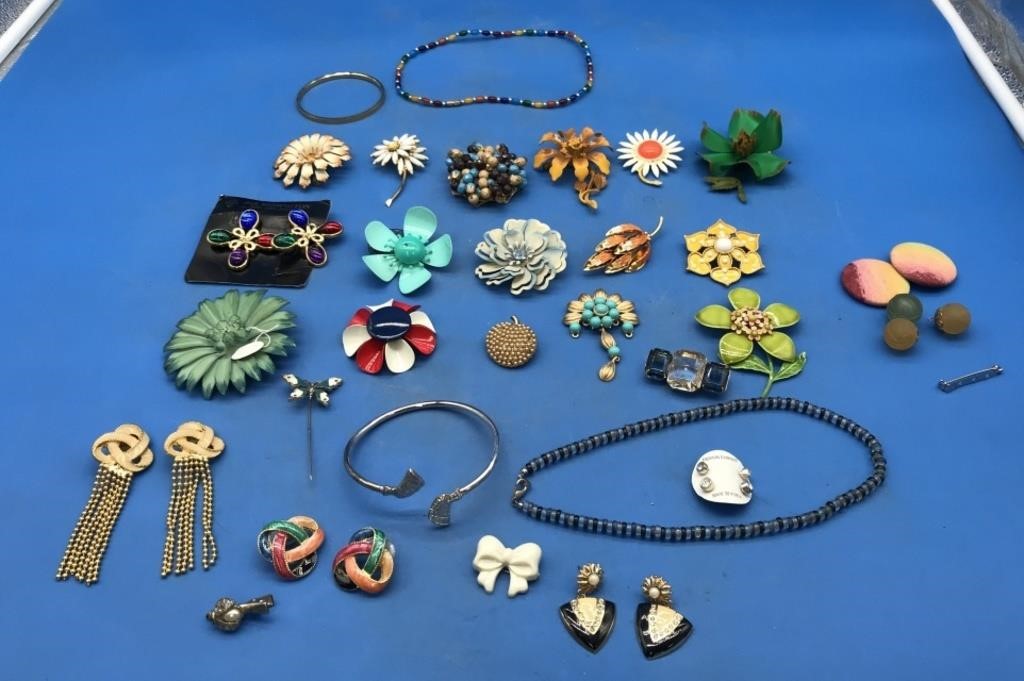 Nice Vintage Pins/Brooches & Many Barrettes