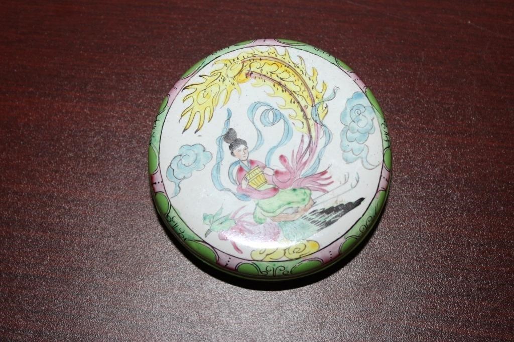 A Chinese Enamel Round Box