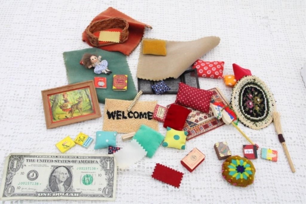 DOLLHOUSE ACCESSORIES: BOOKS, RUGS, PICTURES,