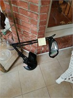 Magnifying lamp with magnifying glass