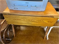 Drop Leaf Table ( NO SHIPPING)