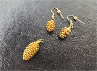 Vtg Gold Tone Pinecone Pendant/ Earrings